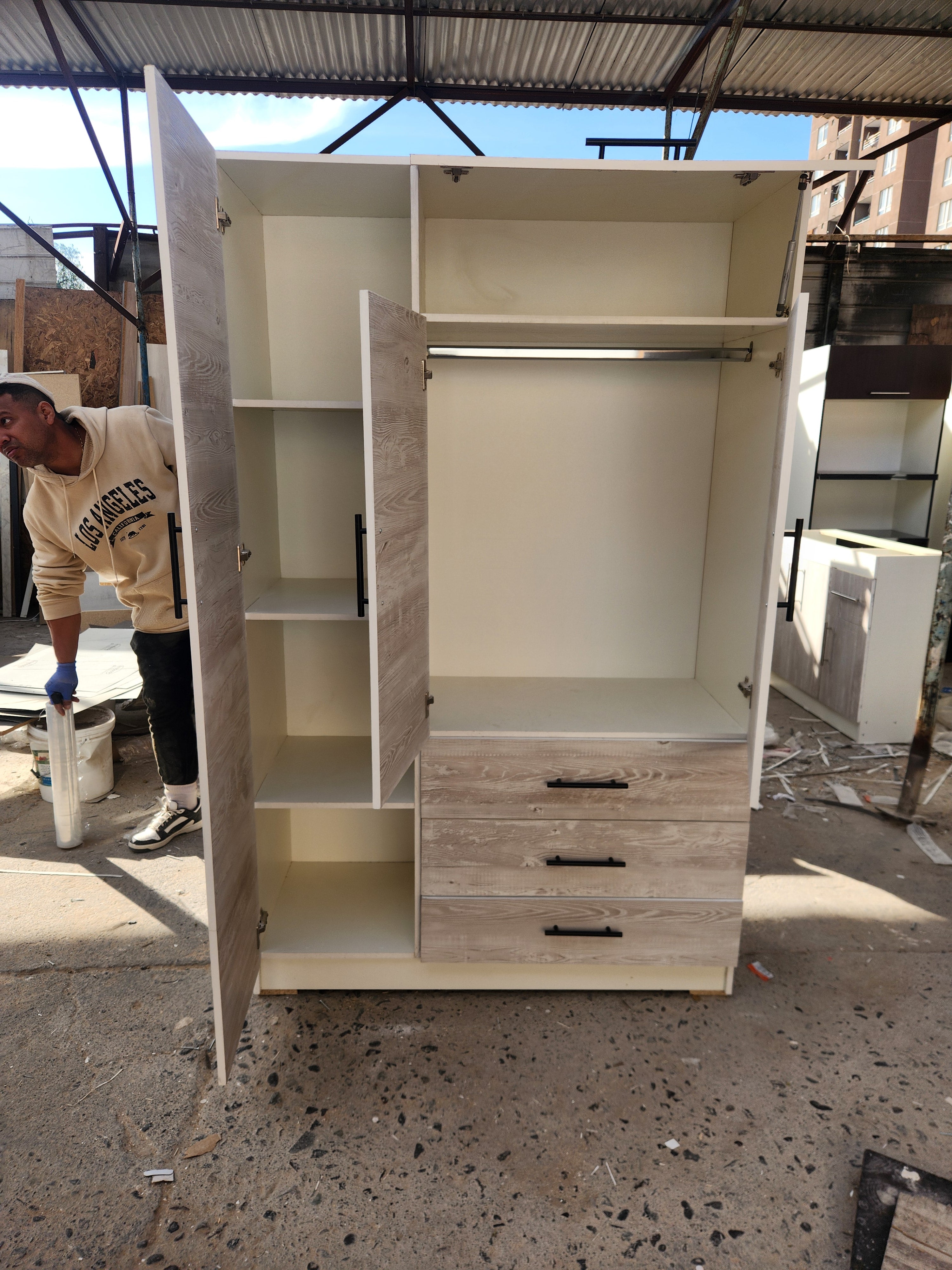 Closet Oslo 4 Puertas 3 Cajones