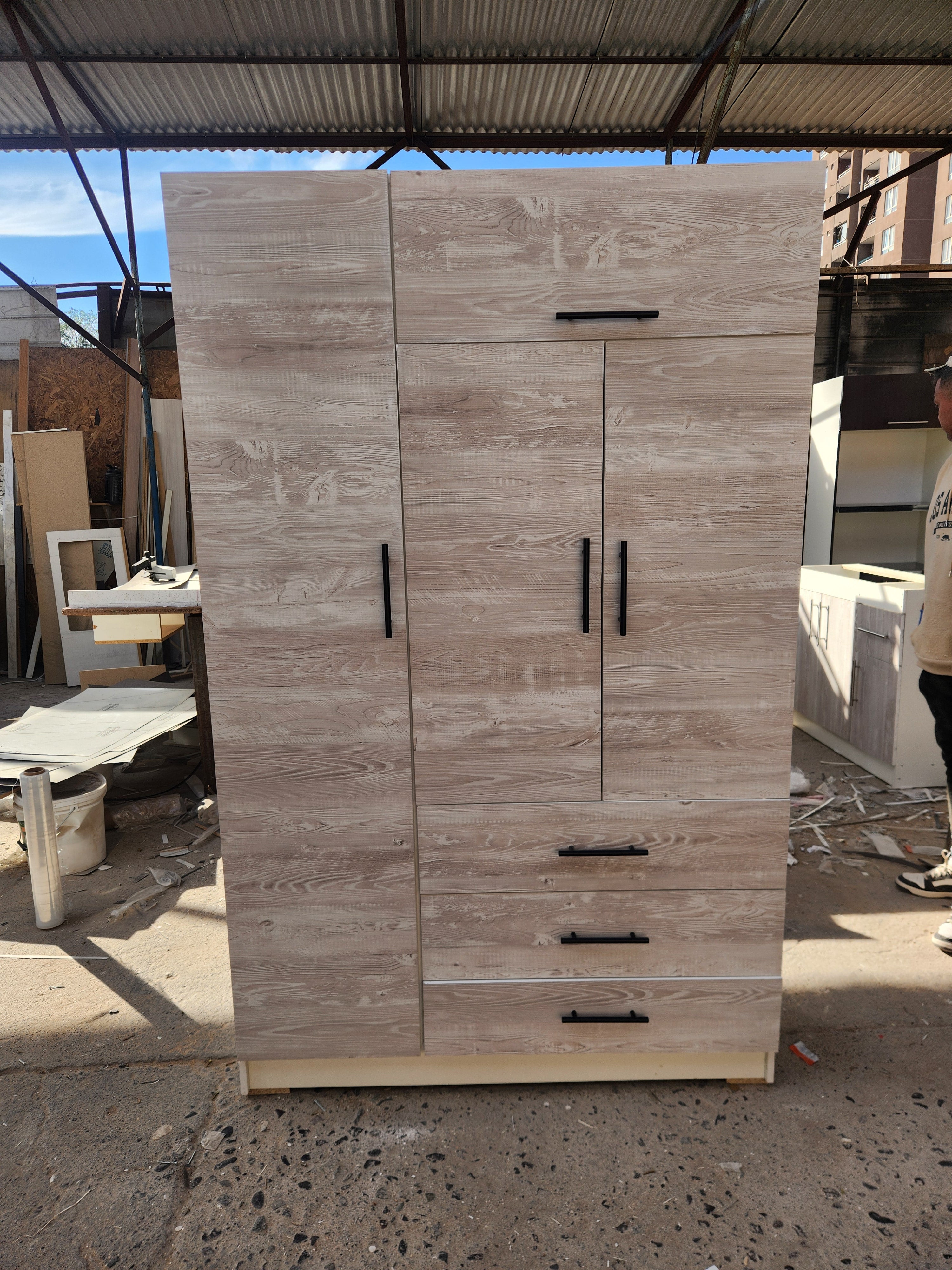 Closet Oslo 4 Puertas 3 Cajones