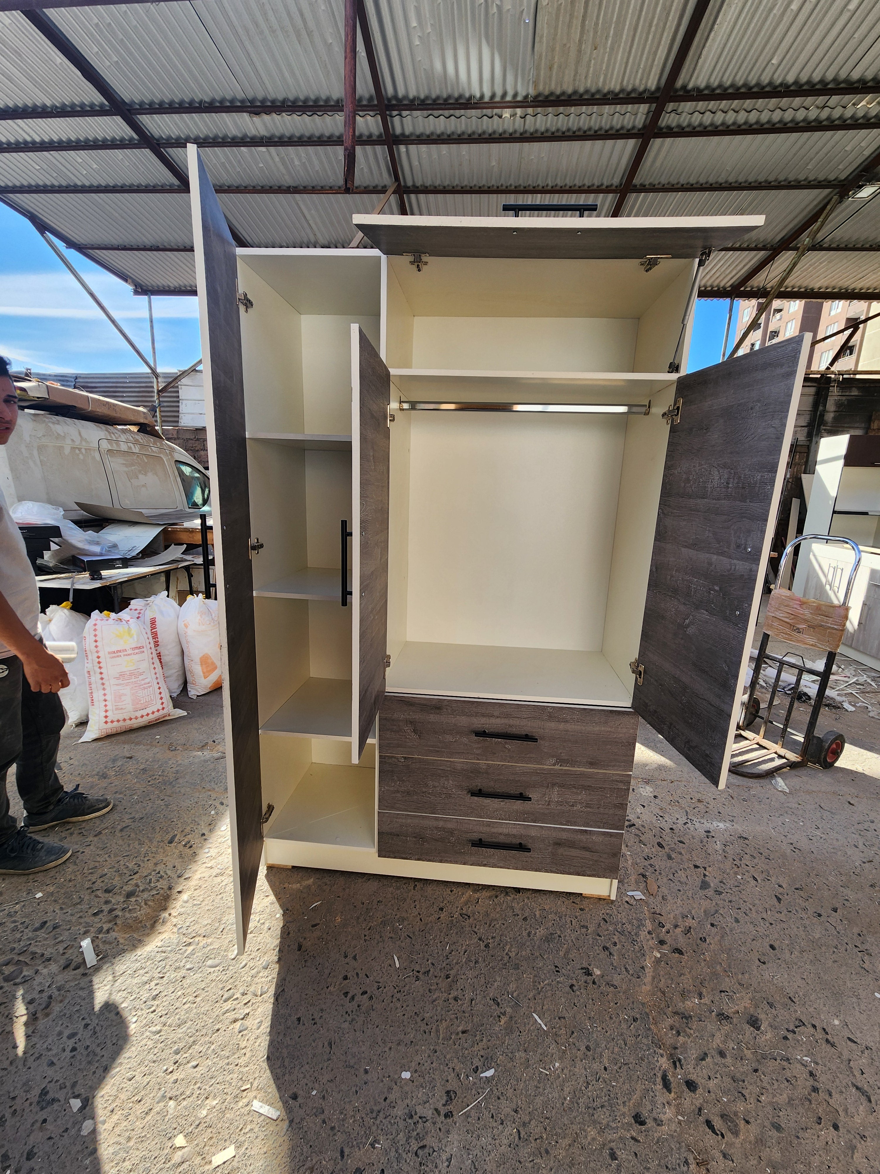Closet Oslo 4 Puertas 3 Cajones