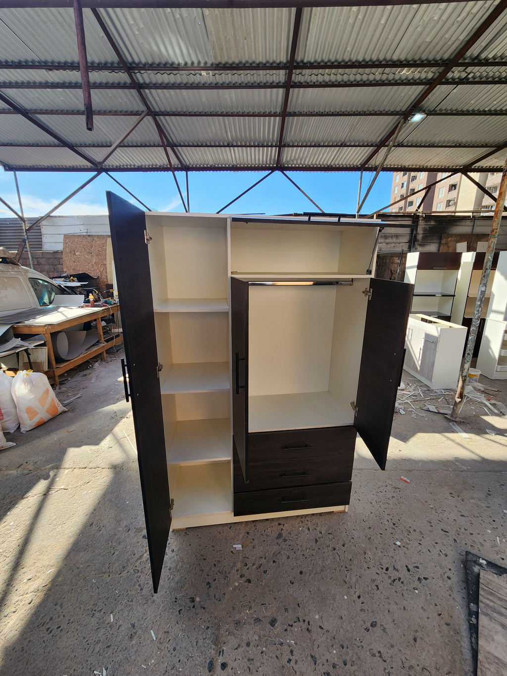 Closet Oslo 4 Puertas 3 Cajones